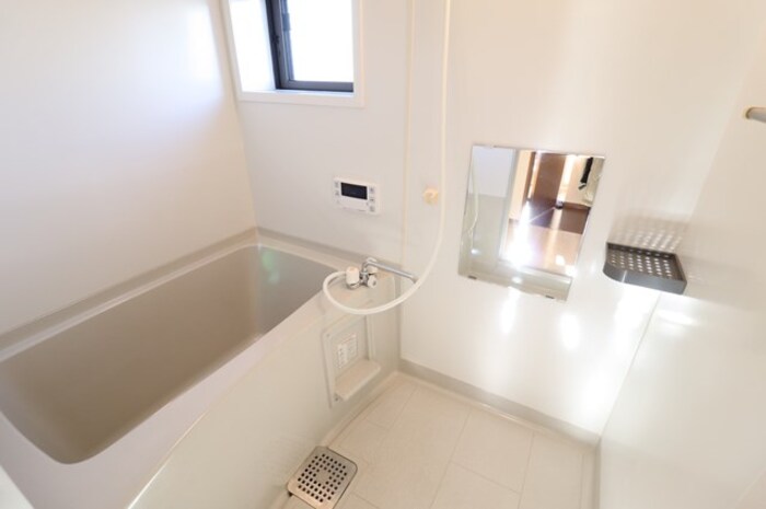 バス・シャワールーム　追い焚き給湯式浴室（小窓付）