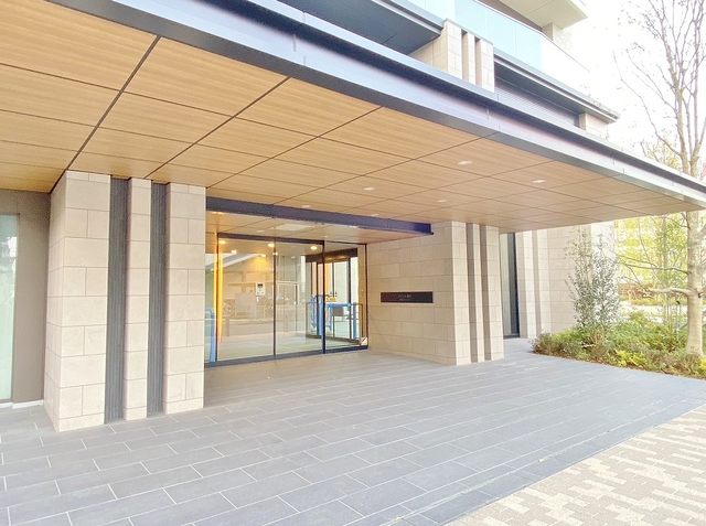 エントランス　緑あふれる杜と多彩な共用空間が魅力。