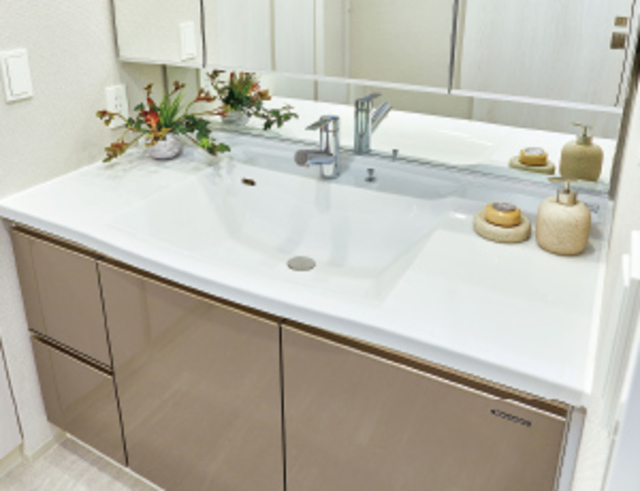 洗面設備　三面鏡の大きな洗面台