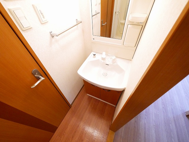 洗面設備　明るい洗面所です