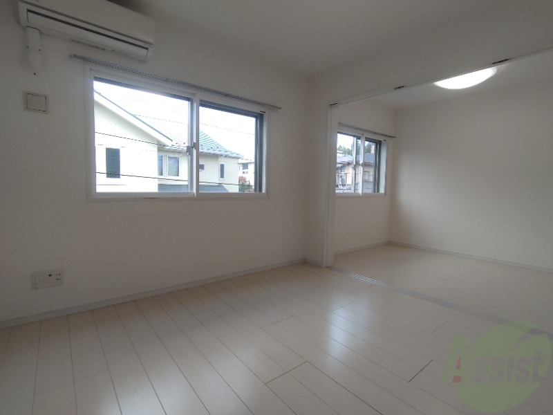 居室・リビング　７帖のお部屋です。窓から日差しも入り明るいです。