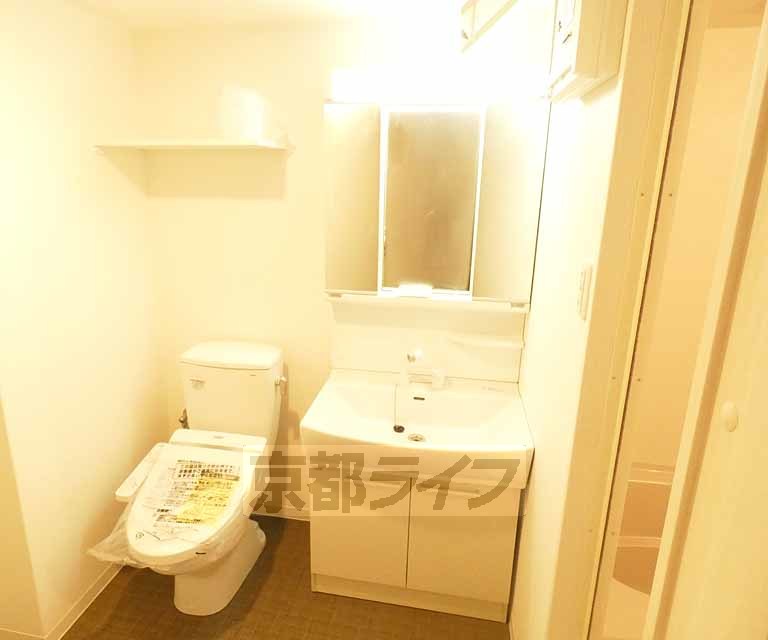 洗面設備　独立洗面台付きです。