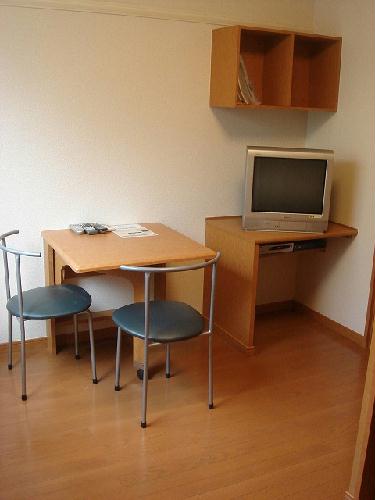 居室・リビング　テーブル・イス・テレビ付いてます☆