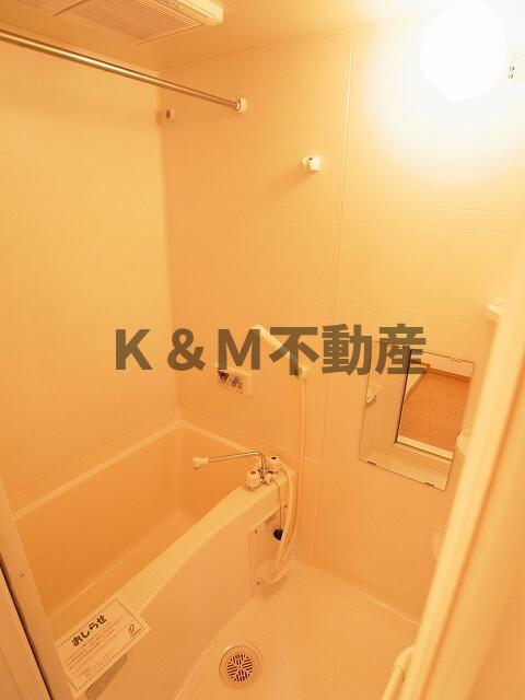 バス・シャワールーム　コンパクトで使いやすいお風呂です