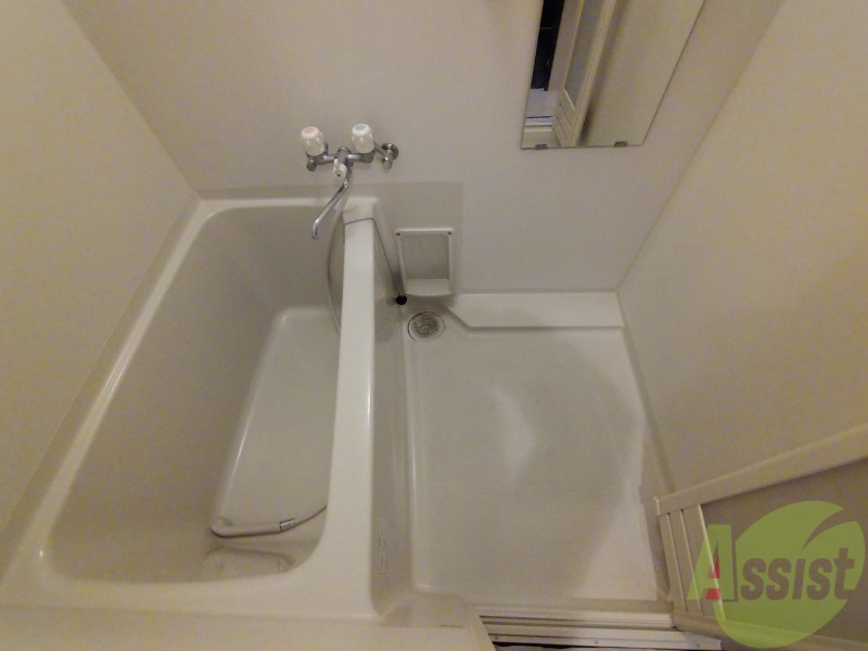 バス・シャワールーム　こちらはお風呂。一日の疲れをここで癒してください。