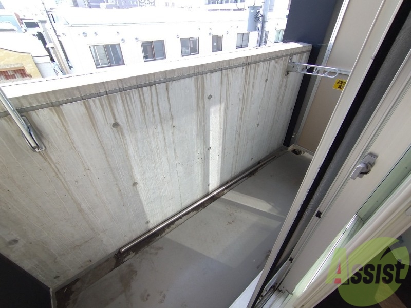 バルコニー　こちらはバルコニー。洗濯物が干せるようになっています。