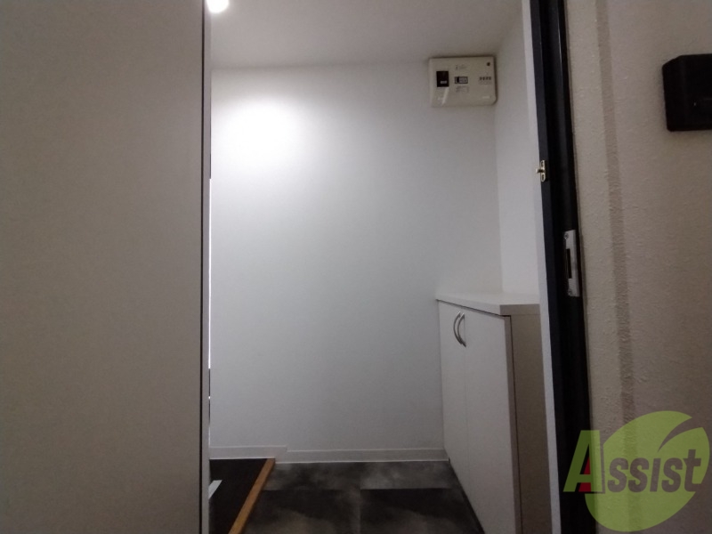 玄関　玄関の様子です。広い洋室にすぐ繋がっています。