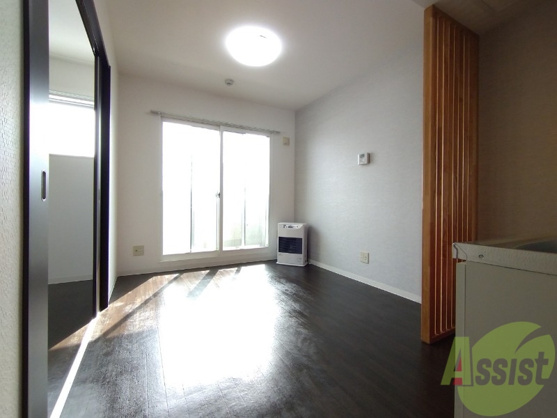 居室・リビング　６．７帖のダイニングキッチン。ご飯を食べるお部屋ですね。