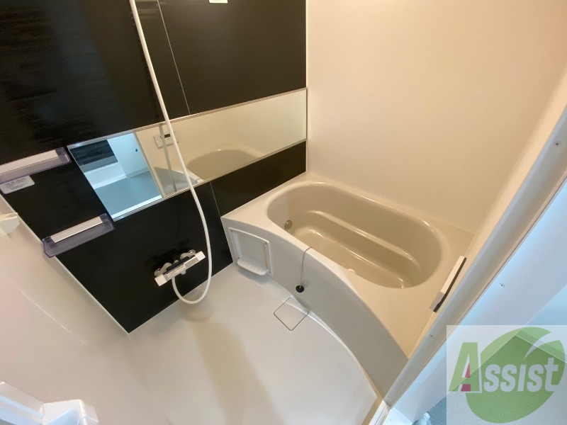 バス・シャワールーム　バスルームは狭すぎず、シャワーも浴びやすそうです。