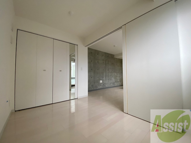 その他部屋・スペース　洋室を撮影しました。日射しがあり明るい印象。