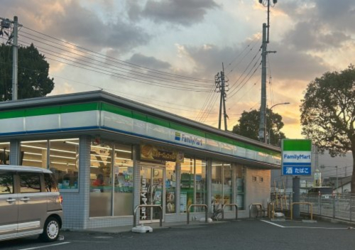 コンビニ　ファミリーマート 四国中央大柏店（コンビニ）まで124m