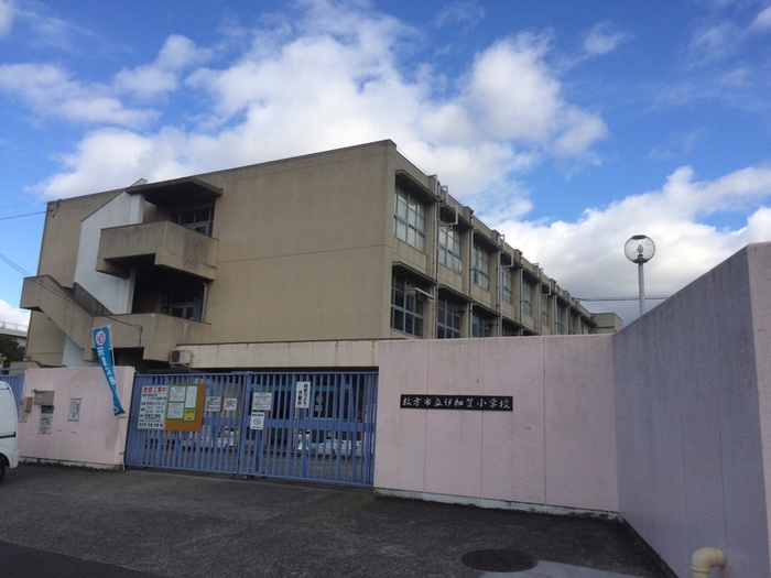 小学校　伊加賀小学校（小学校）まで350m