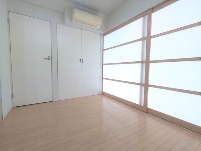 居室・リビング　白を基調とした明るい室内