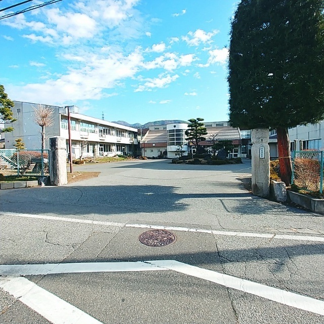 小学校　松本市立岡田小学校（小学校）まで518m