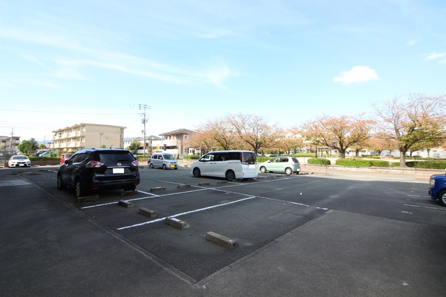 駐車場　駐車場は平置きで駐車しやすいです♪