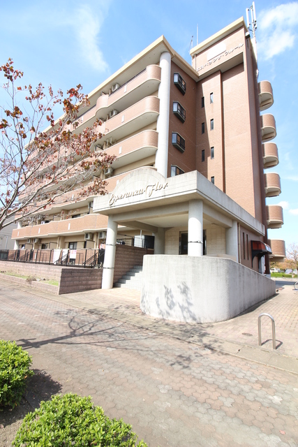 建物外観　６階建てのエレベーター付きマンション