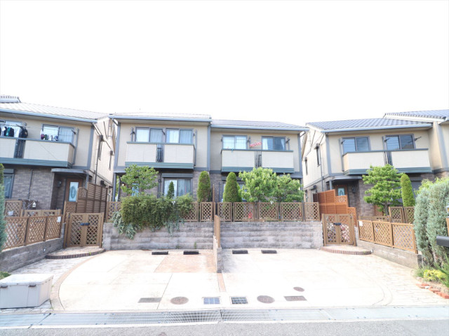 建物外観　2階建てのテラスハウスです