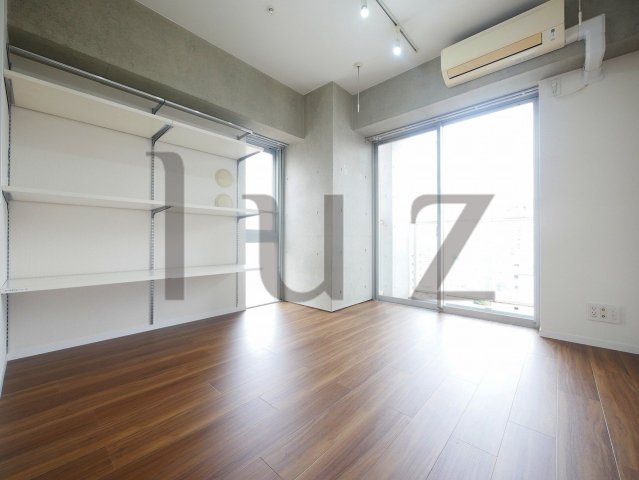 居室・リビング　きれいなフローリングのお部屋です。