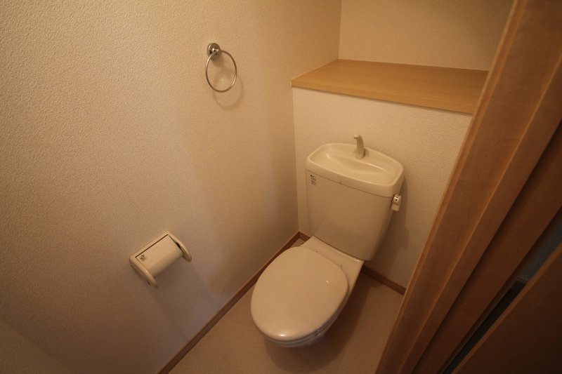 トイレ　シャワートイレ付きます。