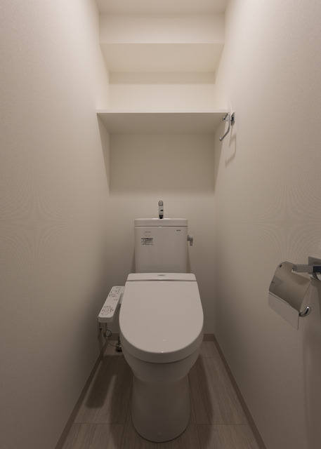 トイレ　落ち着いた色調のトイレです