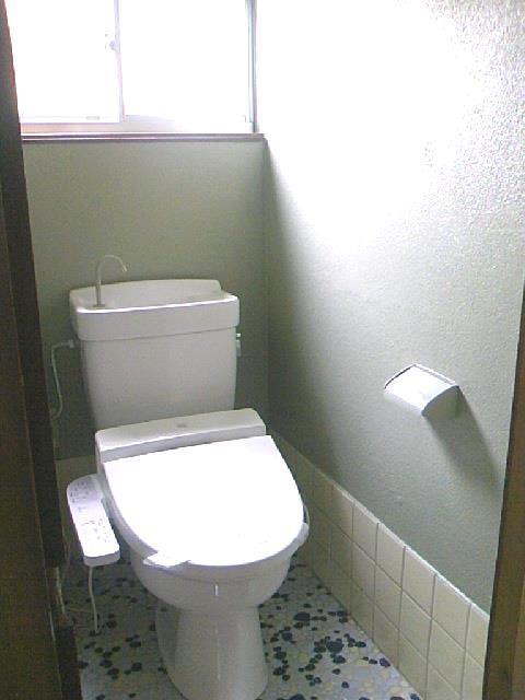 トイレ　ウォシュレット付きのトイレ。2階にもトイレがあります。
