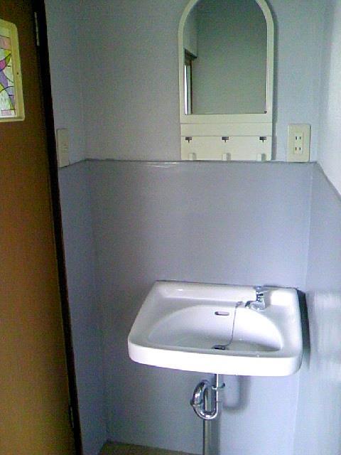 洗面設備　レトロな手洗いがついています。