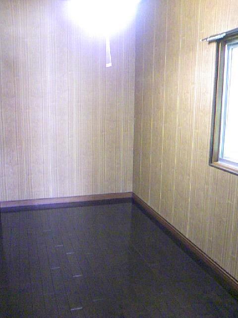 収納　1階納戸3帖、普段利用しない荷物などはこちらへすっきり収納す