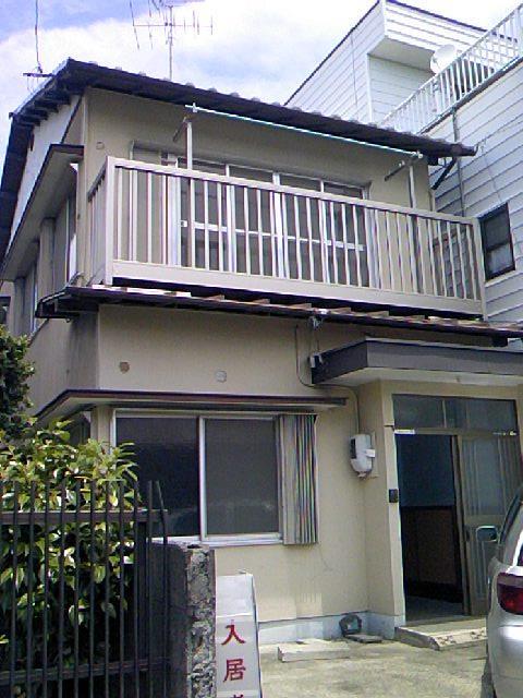 建物外観　建物前面が駐車場です。南向きで日当たり良好です