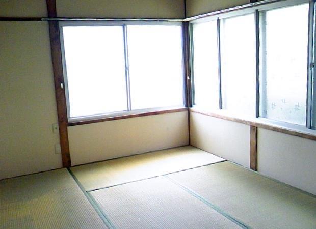 居室・リビング　キッチン隣の部屋です。窓が二方向にあり、明るい