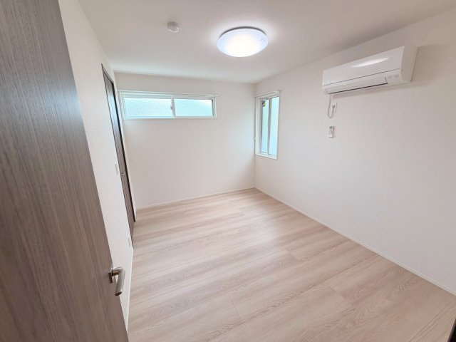 居室・リビング　落ち着いた雰囲気のこのお部屋でゆっくりお休みください。