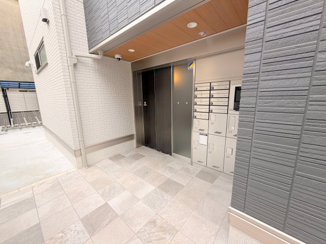 エントランス　オシャレなエントランスは安心のオートロック付きです。