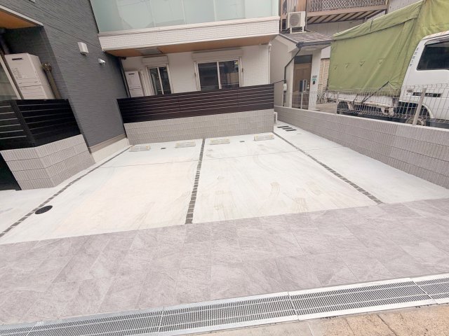 駐車場　駐車のしやすい広めの駐車場です。