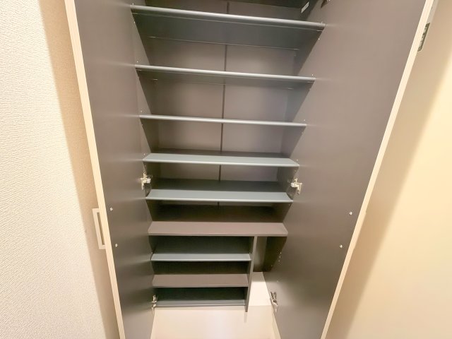 収納　大きいシューズボックスは靴がいっぱい入れれますね。