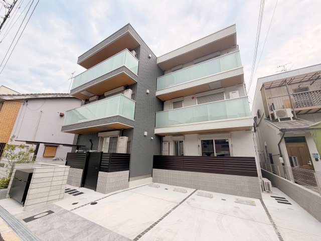 建物外観　閑静な住宅地にある、落ちついた色合いのキレイな建物です。
