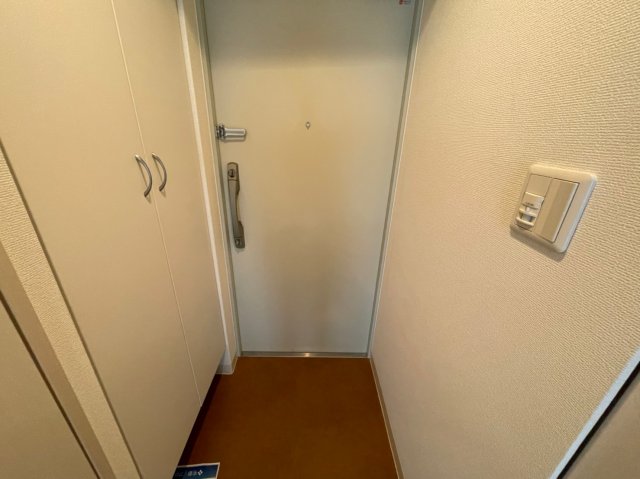 玄関　(参考)同マンション別間取り他部屋の写真（間取り図が正）