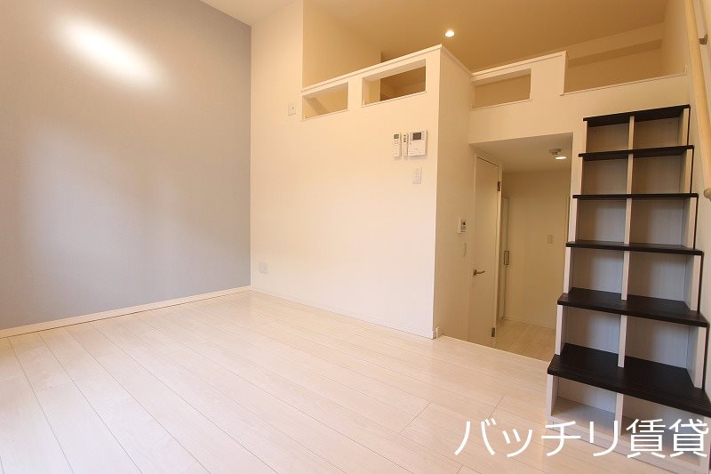 居室・リビング　画像は別号室の為、現状優先とさせて頂きます。