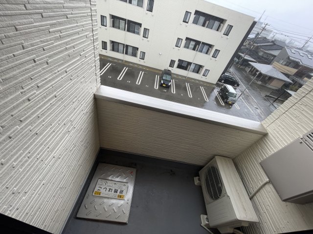 バルコニー　外からの目が気にならないバルコニーで洗濯物が干せます