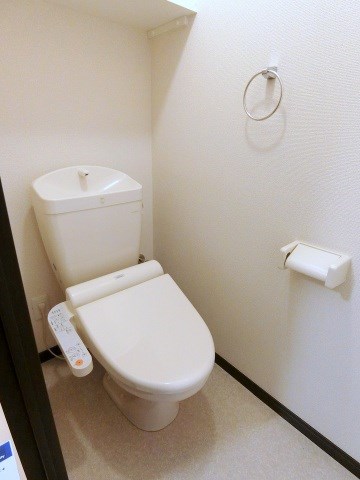 ＪＲ関西本線 加美駅 徒歩10分 3階建 築16年のトイレ写真