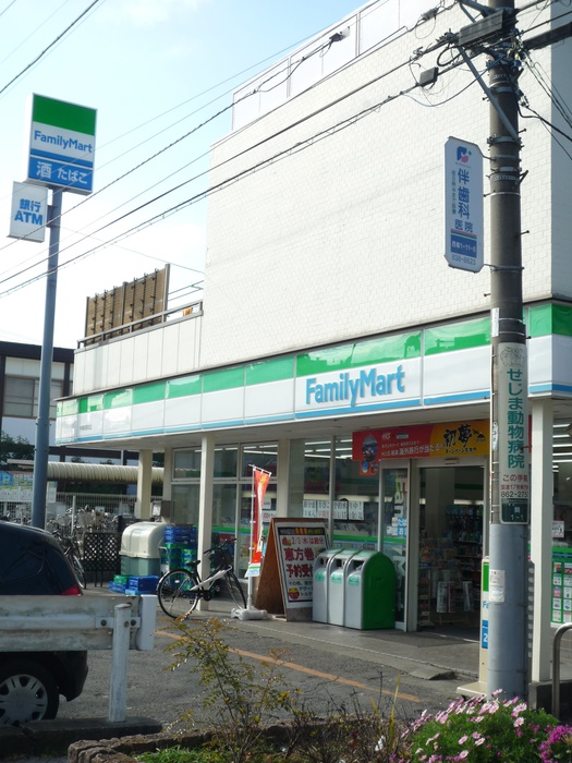 コンビニ　ファミリーマート中浦和駅前店（コンビニ）まで230m