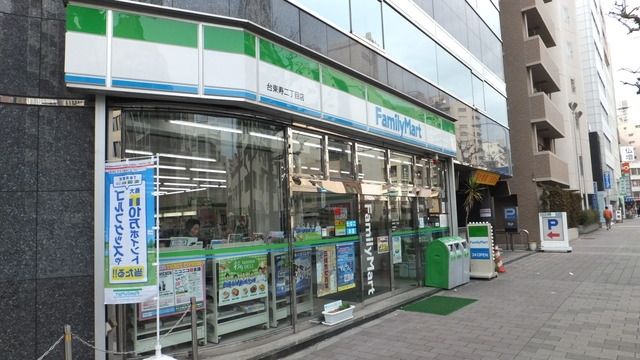 コンビニ　ファミリーマート（コンビニ）まで140m