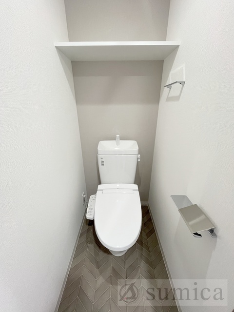トイレ　人気アイテムの温水洗浄便座。清潔感のあるトイレです。