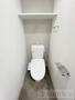 トイレ　人気アイテムの温水洗浄便座。清潔感のあるトイレです。