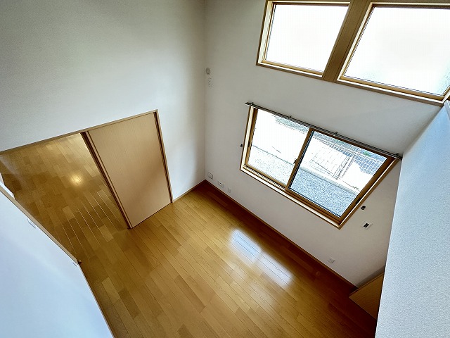 眺望　ロフトからの景観です！天井が高く開放感のある洋室6帖のお部屋