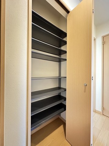 玄関　シューズボックス付きで玄関すっきり片付きます！お客様もスムー
