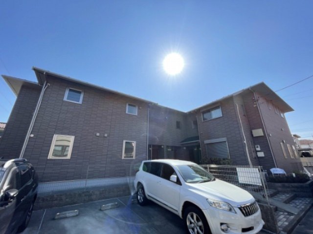 建物外観　小田急多摩線「栗平」駅まで徒歩6分！便利な立地の2階建てアパ