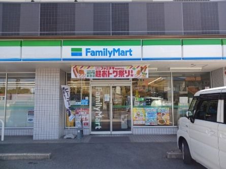 コンビニ　ファミリーマート（コンビニ）まで600m