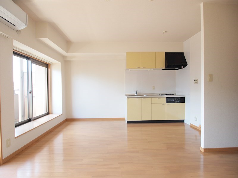 居室・リビング　開口部の明るいお部屋です。