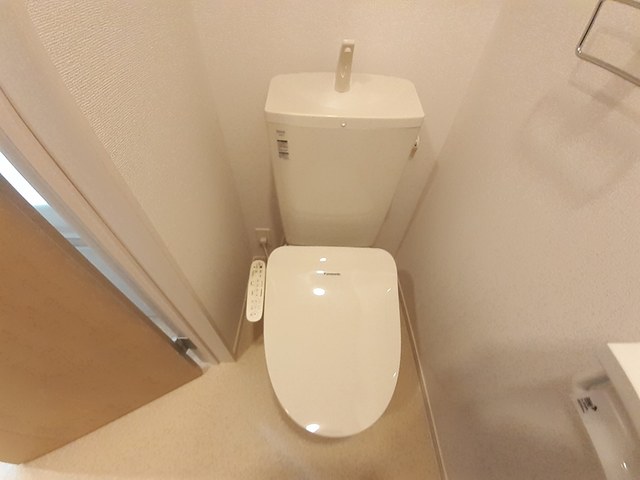 トイレ　温水洗浄便座完備・小物収納棚あり