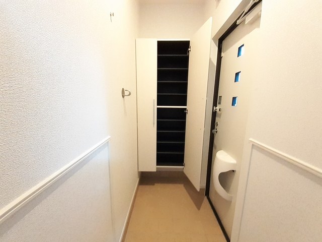 玄関　天井高シューズクローゼット完備