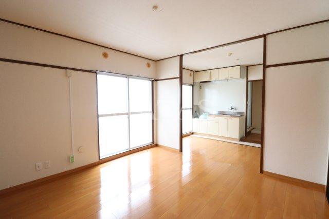 居室・リビング　同物件別部屋です。
